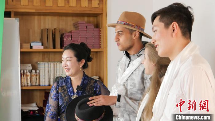 圖為留學生們正在直播帶貨?！≈x牧 攝