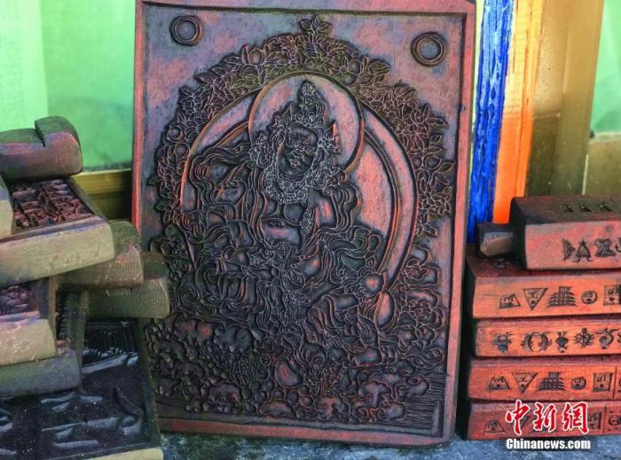 圖為普松雕刻技藝傳承人嘎瑪曲扎創(chuàng)作的雕刻作品。 <a target='_blank' ><p  align=