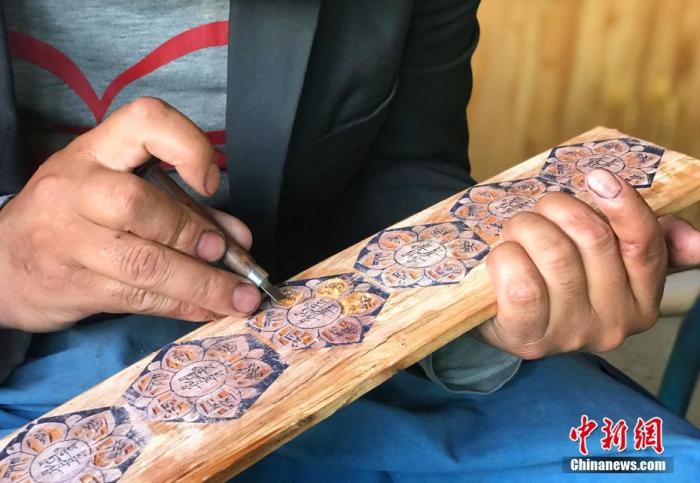 圖為7月14日，普松雕刻技藝傳承人嘎瑪曲扎正在家中進(jìn)行創(chuàng)作。 <a target='_blank' ><p  align=