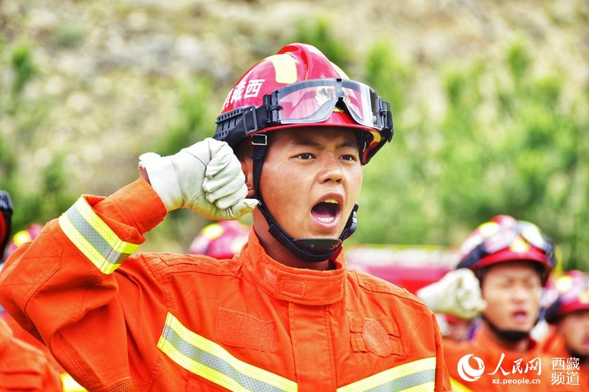 消防指戰(zhàn)員重溫入隊(duì)誓詞。人民網(wǎng) 李海霞 攝