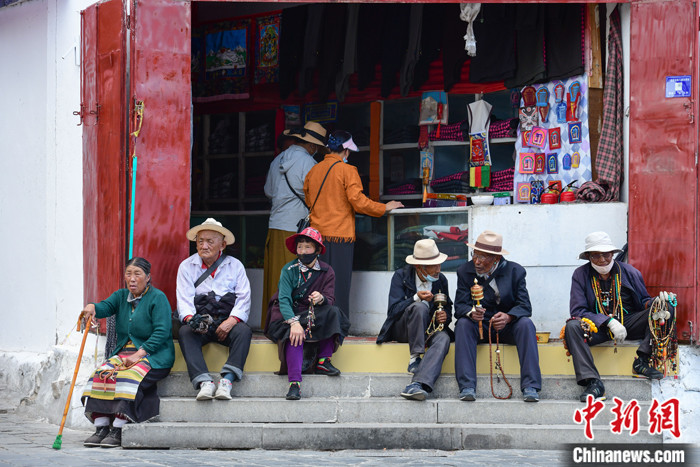 7月24日，轉(zhuǎn)經(jīng)老人在拉薩八廓街上休息。 <a target='_blank' ><p  align=