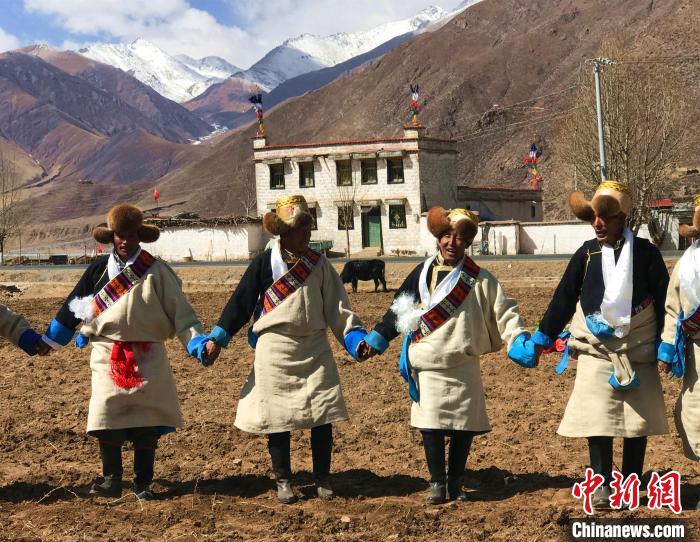 2021年3月，拉薩市德慶村村民在春耕儀式上表演傳統(tǒng)歌舞?！∪轿木?攝