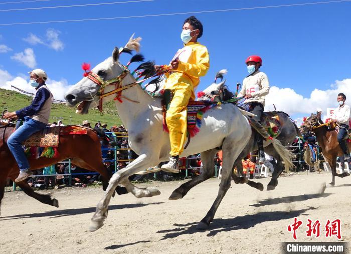 圖為打隆物交會期間舉辦的賽馬活動。　冉文娟 攝
