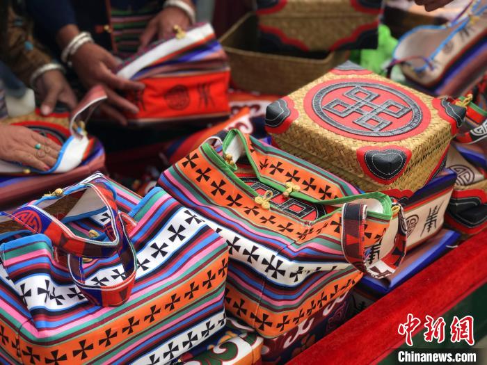 圖為打隆物交會上售賣的民族手工藝品?！∪轿木?攝