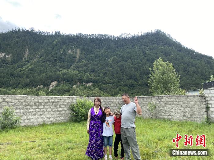 周勁名一家。彭寧鈴 攝