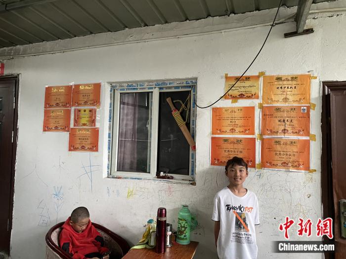 周勁名的大女兒和她獲得的獎(jiǎng)狀。彭寧鈴 攝