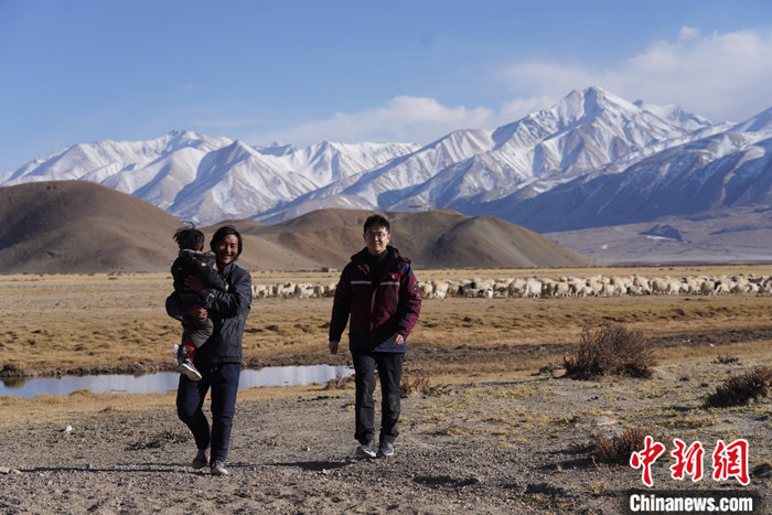資料圖為4月29日，王克明在西藏自治區(qū)阿里地區(qū)噶爾縣義診。 <a target='_blank' ><p  align=