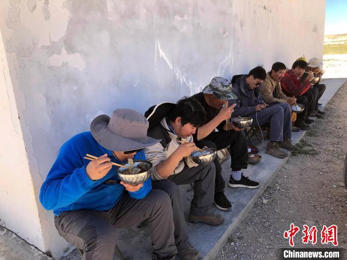 科考隊(duì)員在高原湖泊岸邊進(jìn)餐?！?lt;a target='_blank' ><p  align=