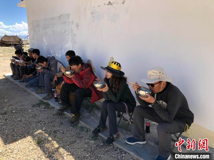 科考隊(duì)員在高原湖泊岸邊進(jìn)餐?！?lt;a target='_blank' ><p  align=