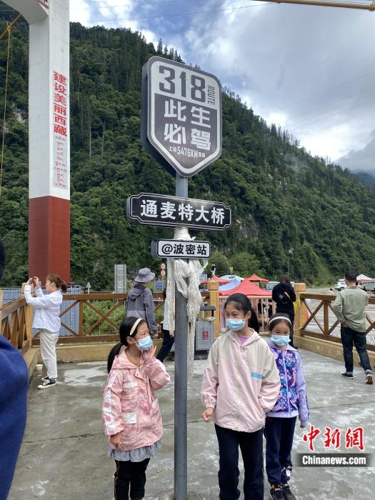 游人在通麥特大橋拍照打卡。彭寧鈴 攝