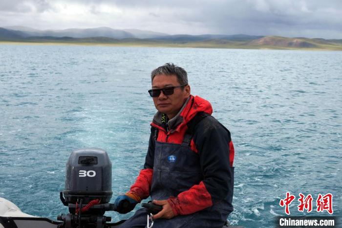 本次科考領隊、中科院青藏高原所侯居峙研究員駕駛充氣快艇?！?lt;a target='_blank' ><p  align=