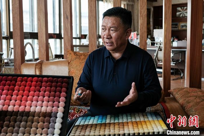 圖為8月4日，次旦展示自己的藏毯標(biāo)準(zhǔn)“色卡”。 <a target='_blank' ><p  align=