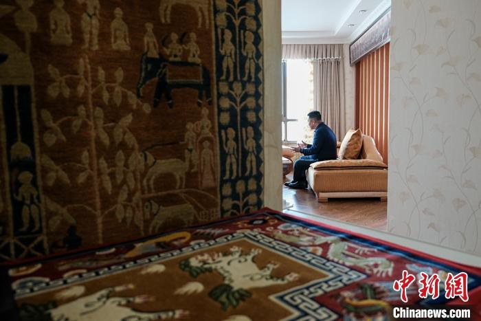 8月4日，次旦在拉薩的公司里懸掛展示的精美藏毯。 <a target='_blank' ><p  align=