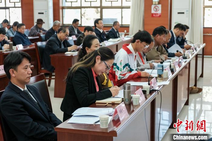 圖為8月10日座談會(huì)現(xiàn)場(chǎng)，左一為歸國(guó)定居藏胞晉美次旦。　江飛波 攝