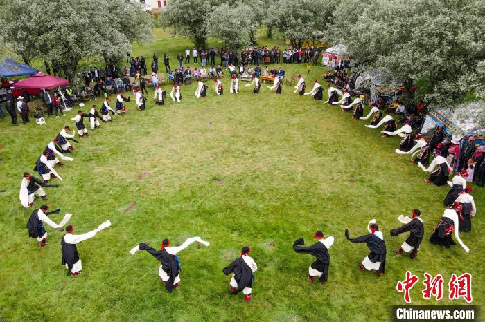 資料圖為西藏昌都丁青縣民眾跳歡快的鍋莊舞?！〗w波 攝