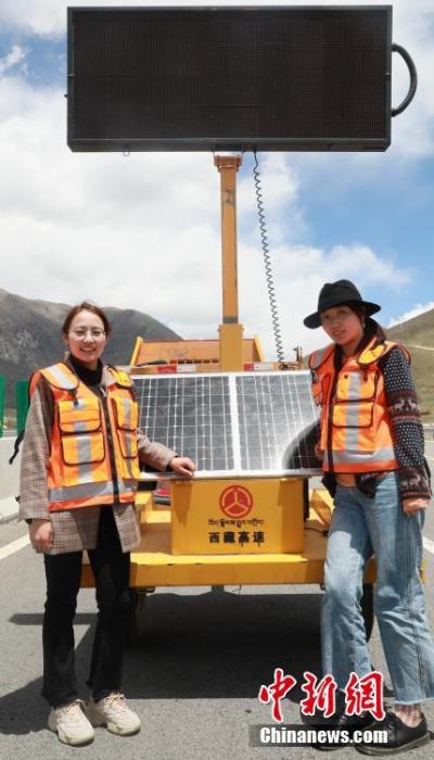 圖為萍措(右)在采訪過程中留影。(資料圖片) <a target='_blank' ><p  align=