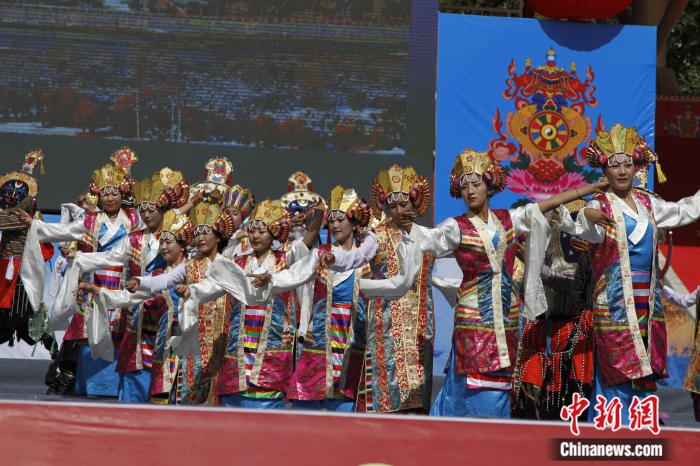 圖為日喀則市一場(chǎng)文藝節(jié)目的藏戲表演(資料圖)。趙朗攝