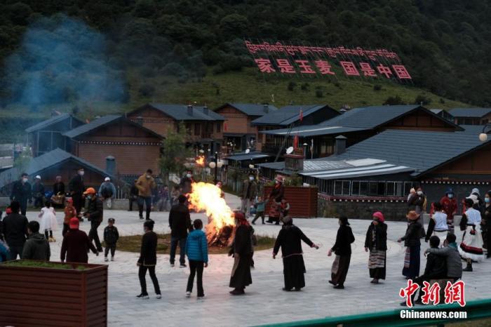 圖為8月5日，玉麥鄉(xiāng)民眾在鄉(xiāng)里跳鍋莊舞，從前的“三人鄉(xiāng)”熱鬧起來(lái)了。 <a target='_blank' ></p><p  align=