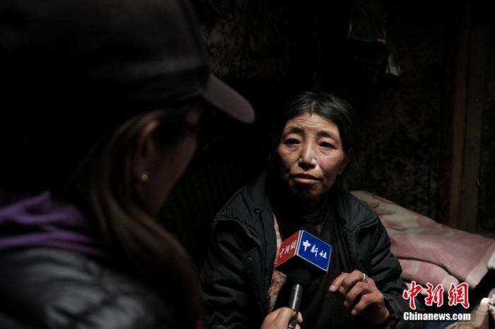 圖為8月6日，卓嘎在牧場(chǎng)小屋內(nèi)接受<a target='_blank' ></p><p  align=