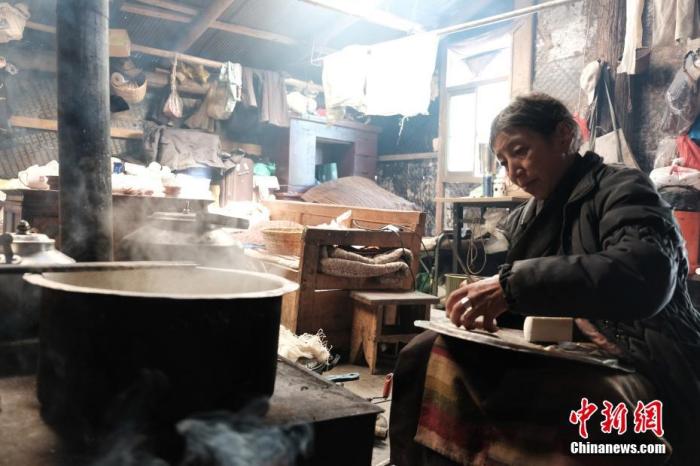 圖為8月6日，60歲的卓嘎在玉麥鄉(xiāng)牧場(chǎng)放牧點(diǎn)制作奶渣。 <a target='_blank' ></p><p  align=