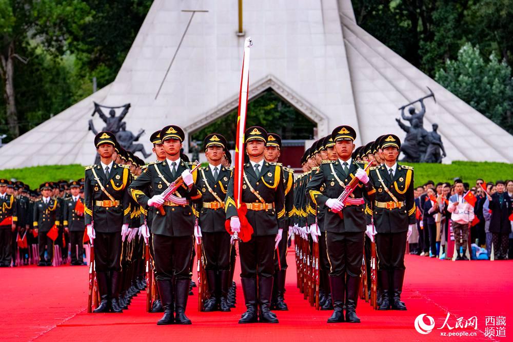 8月19日10時(shí)，慶祝西藏和平解放70周年大會在拉薩市布達(dá)拉宮廣場隆重舉行。這是大會舉行升旗儀式。徐馭堯 攝
