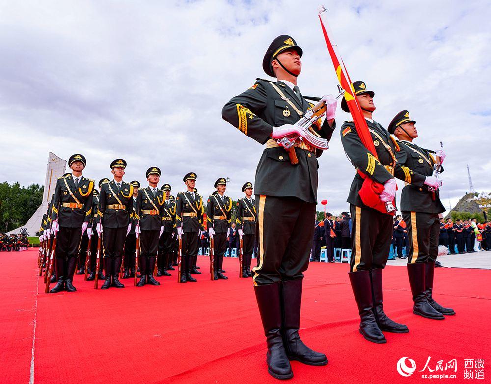 8月19日10時(shí)，慶祝西藏和平解放70周年大會在拉薩市布達(dá)拉宮廣場隆重舉行。這是大會舉行升旗儀式。徐馭堯 攝
