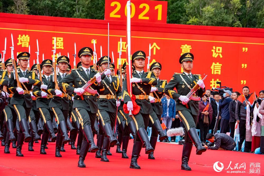 8月19日10時(shí)，慶祝西藏和平解放70周年大會在拉薩市布達(dá)拉宮廣場隆重舉行。這是大會舉行升旗儀式。徐馭堯 攝