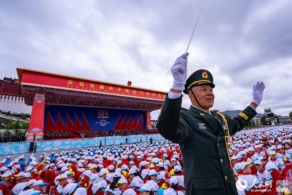 8月19日10時(shí)，慶祝西藏和平解放70周年大會在拉薩市布達(dá)拉宮廣場隆重舉行。徐馭堯 攝