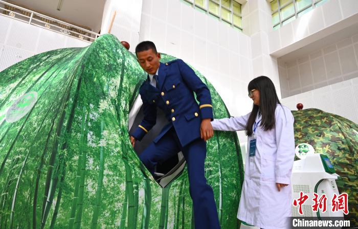 圖為參與完測試，消防員走出高壓氧倉?！≮w朗 攝