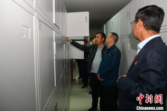 圖為參加西藏三大重點文物保護(hù)維修工程檔案移交進(jìn)館儀式人員參觀拉薩市檔案館?！∝暩聛硭?攝