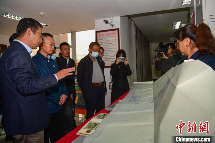 圖為參加西藏三大重點文物保護(hù)維修工程檔案移交進(jìn)館儀式人員參觀布達(dá)拉宮手繪圖紙。　貢嘎來松 攝