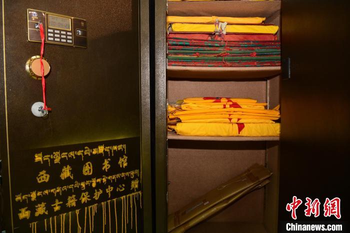 圖為拉薩市檔案館里收藏的藏文古籍?！∝暩聛硭?攝