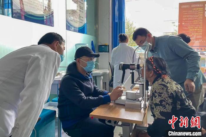 圖為9月10日，專家在日喀則藏康醫(yī)院開展義診活動?！×貉喷?攝