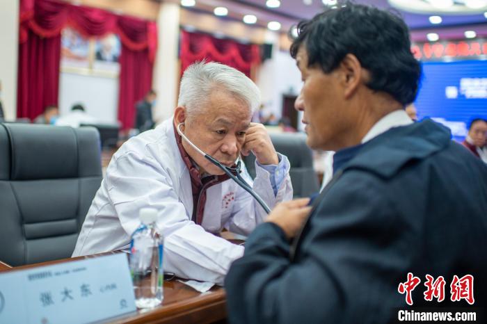 圖為專家團隊在日喀則市開展義診活動。　旦增努布 攝