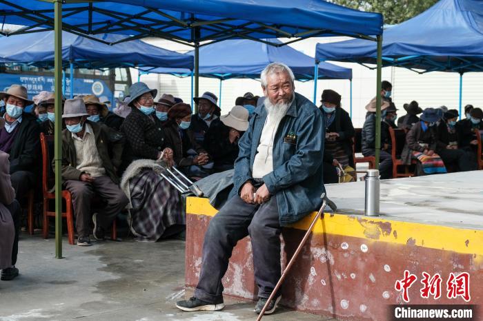 圖為日喀則桑珠孜區(qū)東嘎鄉(xiāng)農(nóng)牧民在義診室外等待?！〗w波 攝