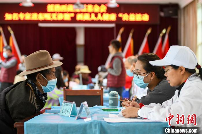 圖為9月11日，西藏日喀則桑珠孜區(qū)東嘎鄉(xiāng)義診現(xiàn)場(chǎng)。　江飛波 攝