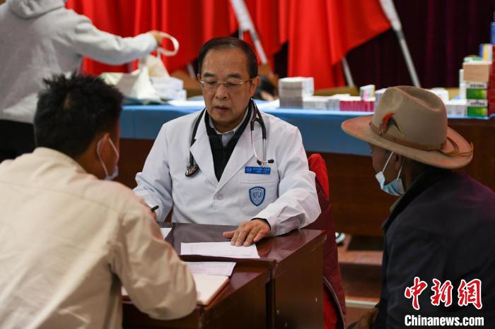 北京大學(xué)人民醫(yī)院心臟中心副主任、博士生導(dǎo)師王偉民為農(nóng)牧民問(wèn)診?！〗w波 攝