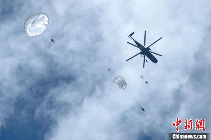 圖為傘降女兵在空中開傘?！⊥跏鰱| 攝