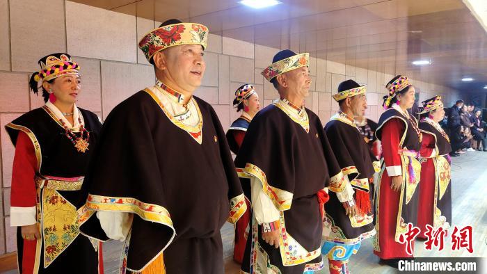 圖為西藏老年舞蹈隊在后臺準(zhǔn)備上場?！∝暽＠?攝
