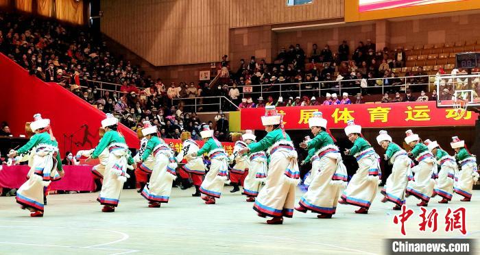 圖為西藏老年舞蹈隊齊跳傳統(tǒng)鍋莊舞?！∝暽＠?攝