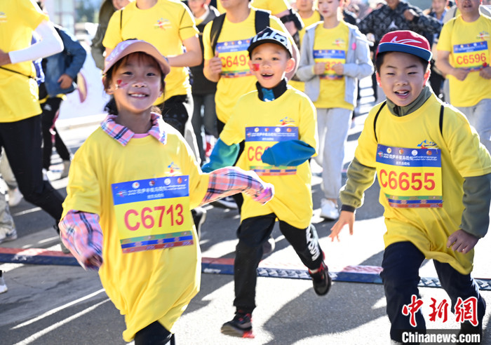 圖為當(dāng)?shù)貎和瘏⒓用阅惆氤恬R拉松。 <a target='_blank' ><p  align=