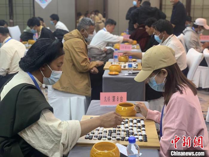 圖為參賽選手正在進(jìn)行藏棋對(duì)弈。　謝牧 攝