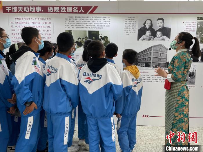 圖為學(xué)生正在聽講解員講解?！≈x牧 攝