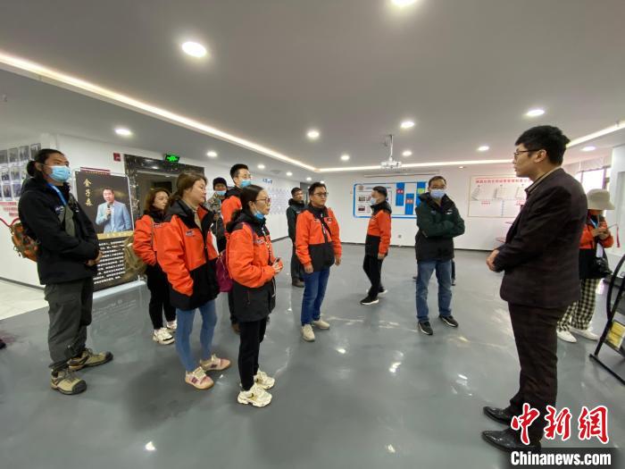 圖為2021瀾湄萬里行中外媒體在昌都新區(qū)采訪?！±罱瓕?攝