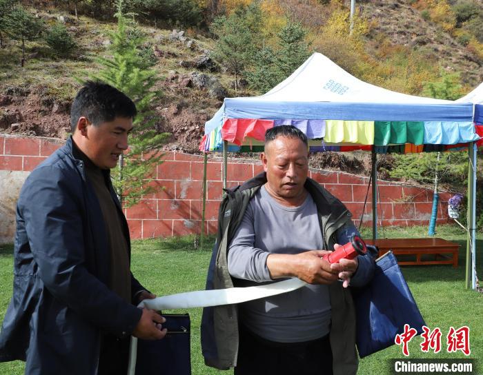 圖為護林員操作體驗滅火裝備?！〔际猩窒乐ш?供圖