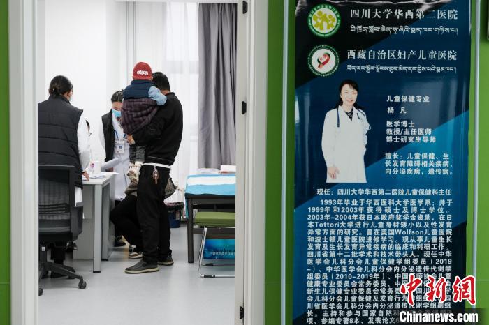 圖為四川大學(xué)華西第二醫(yī)院專家接診。　江飛波 攝