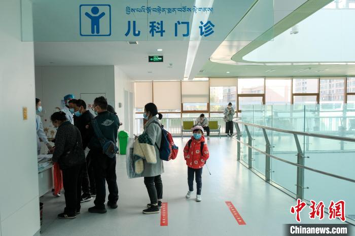 圖為兒科義診接診現(xiàn)場?！〗w波 攝