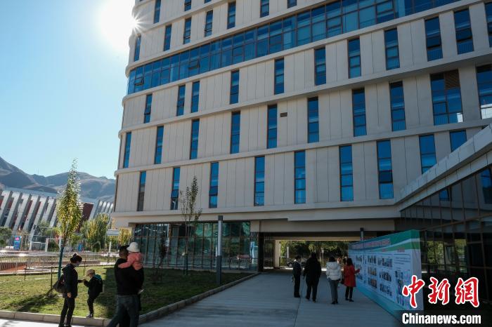 因疫情防控需要，此次義診活動進行了人數(shù)限定。圖為西藏民眾帶著孩子到醫(yī)院就診。　江飛波 攝