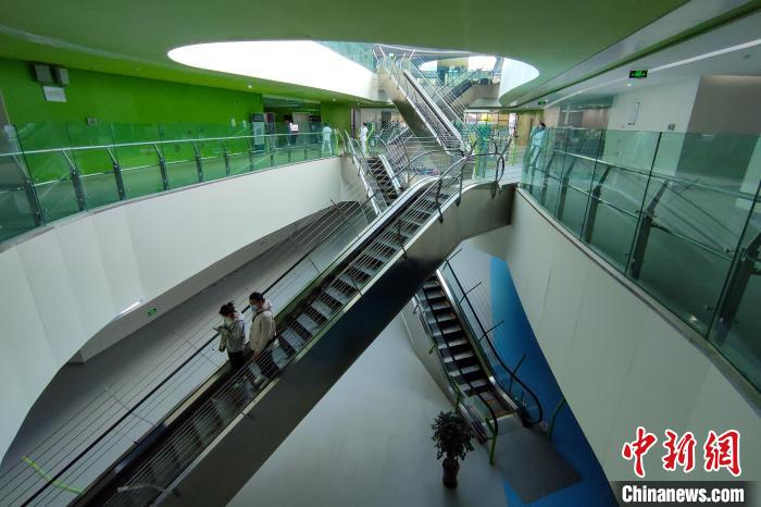 圖為西藏自治區(qū)婦產(chǎn)兒童醫(yī)院內(nèi)景?！〗w波 攝