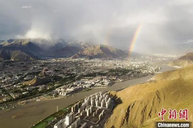 資料圖：海拔3600多米的高原城市拉薩迎來雨后彩虹。江飛波 攝
